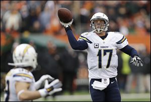San Diego Chargers quarterback Philip Rivers tosses a pass to running back Danny Woodhead in the second half of an NFL wild-card game against the Bengals on Sunday in Cincinnati.