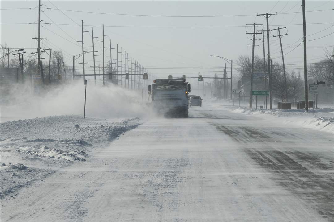 CTY-snowsouth06p-blowing-snow-perrysburg