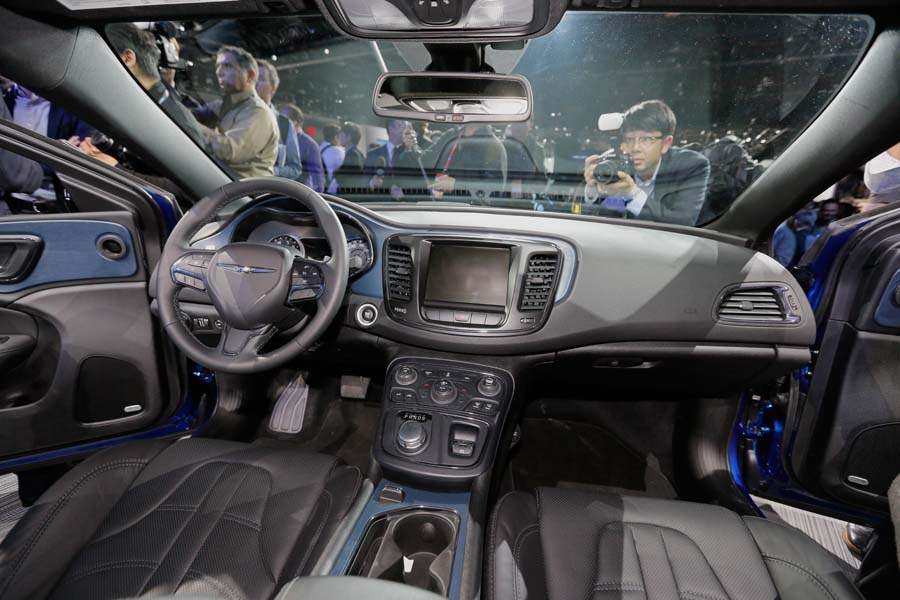 BIZ-AutoShow14p-chrysler-200s-interior
