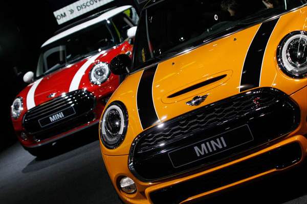 A-Mini-Cooper-left-and-Mini-Cooper-S