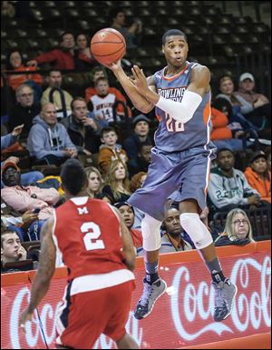 The Falcons’ Richaun Holmes keeps a ball inbounds against the RedHawks. Bowling Green went on an extended scoring drought in the second half, leading to its 10th loss of the season.