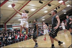 Eastwood junior Tim Hoodlebrink goes in for a layup during the second quarter. Hoodlebrink tallied nine points as the Eagles beat Lake to improve to 9-4, 5-2.