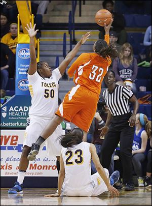 Bowling Green's Alexis Rogers shoots over Toledo's Brianna Jones, left, and Inma Zanoguera on Sunday.