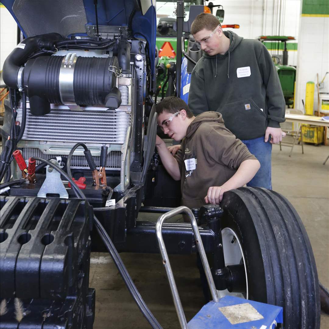 WEBpbg-tractor21-Woodmore