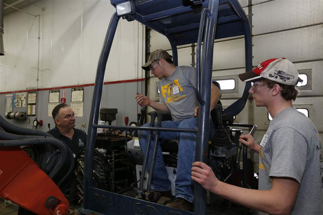 WEBpbg-tractor21-John-Larde