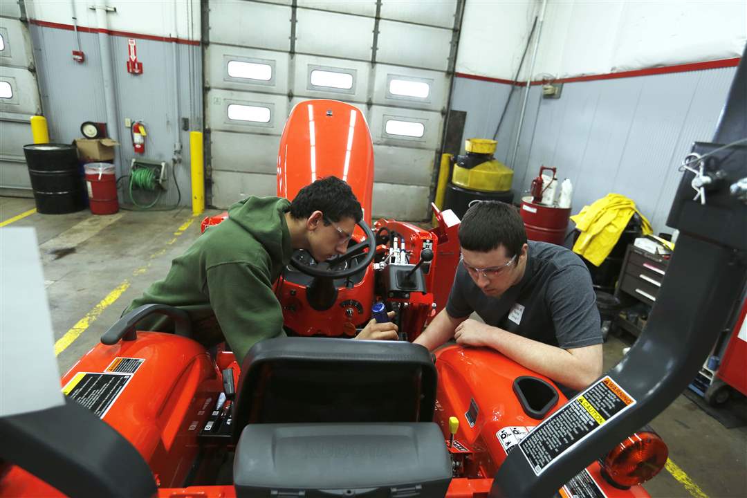 WEBpbg-tractor21-Mike-Hamernik