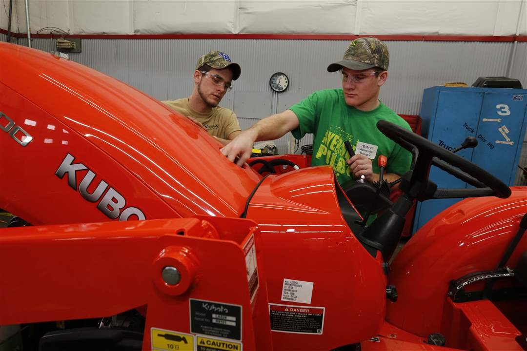 WEBpbg-tractor21-Travis-Cook