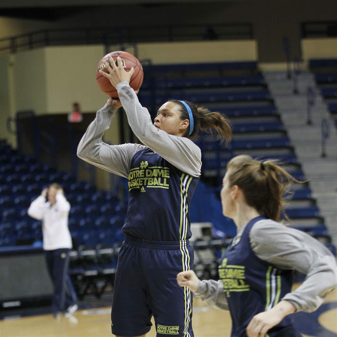 NCAA-UND-senior-guard