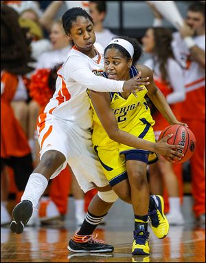 SPT BGwomen28p  Bowling Green State University player Jasmine Matthews (1) pressures University of Michigan player Siera Thompson (2) during the second half at Bowling Green State University, Thursday, March 27, 2014.  THE BLADE/ANDY MORRISON