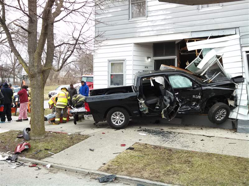 hamilton-street-crash-truck-and-house