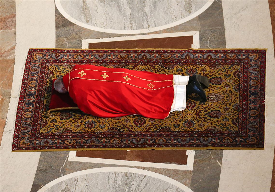 Pensive pope joins faithful at Colosseum for Good Friday torch-lit  procession in Rome | The Blade, image size:1140x797