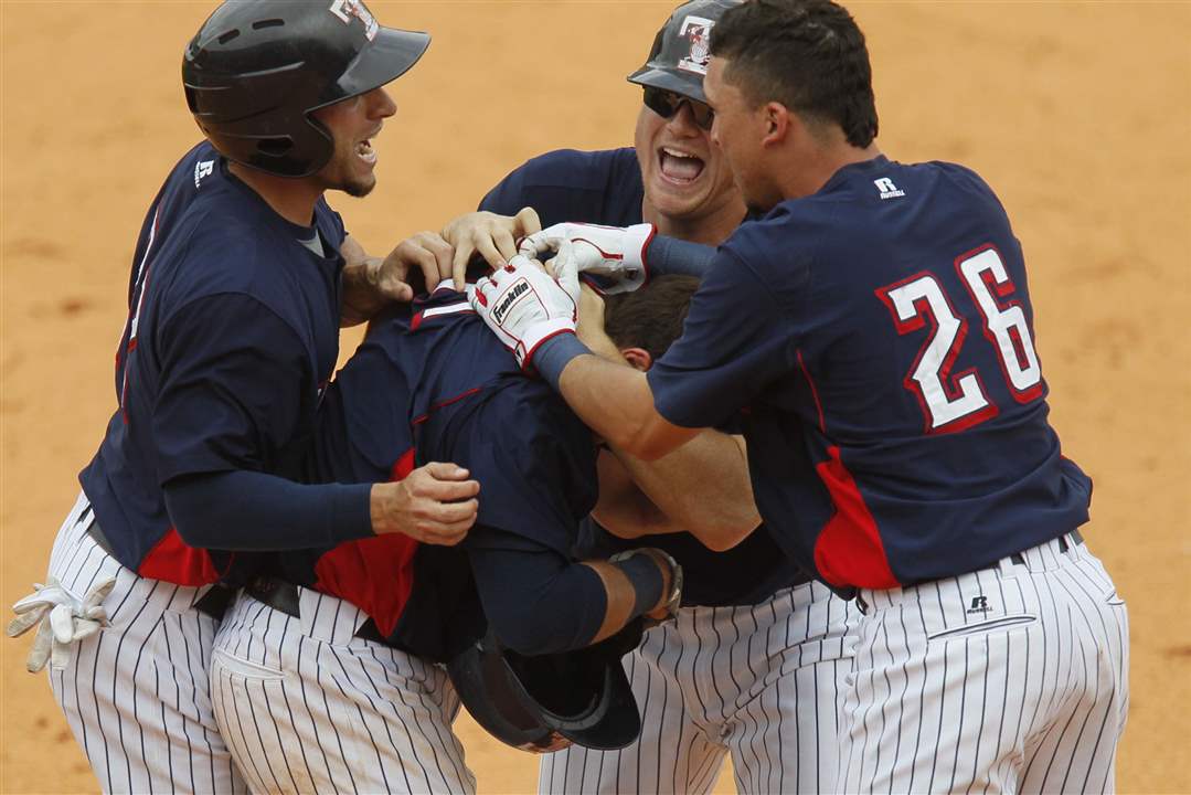 Hens-Wings-walkoff