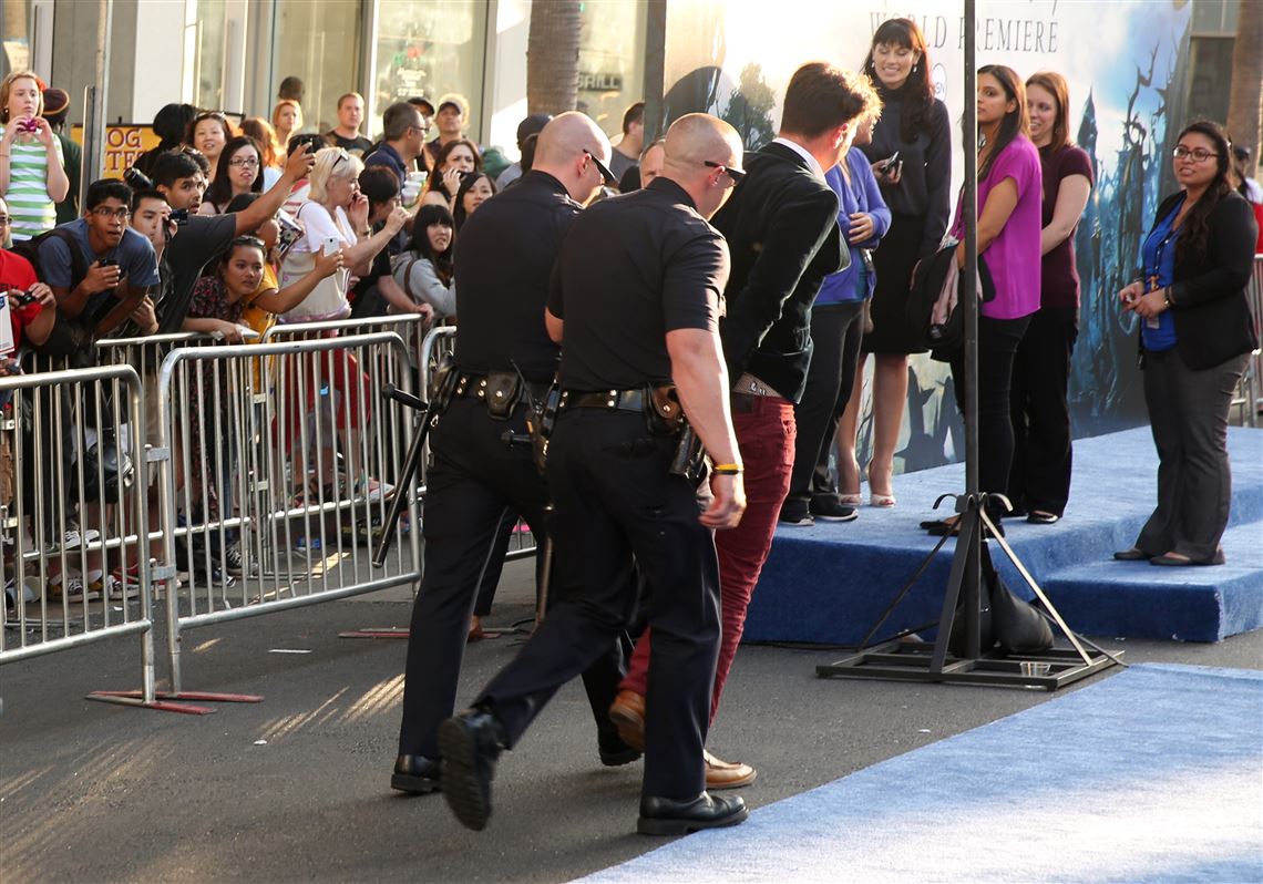 Нападение на актеров. Голливуд мероприятие. Брэд Питт на фоне здания конгресса в Каннах.