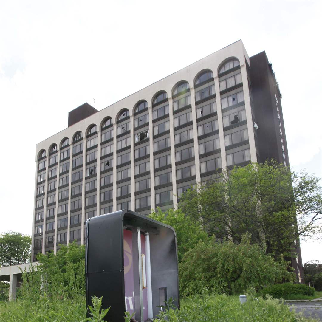 CTY-uglytoledo-south-Clarion-Hotel