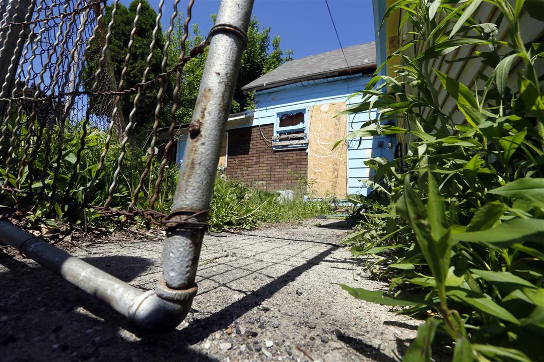 CTY-uglytoledo-east-starr-fence