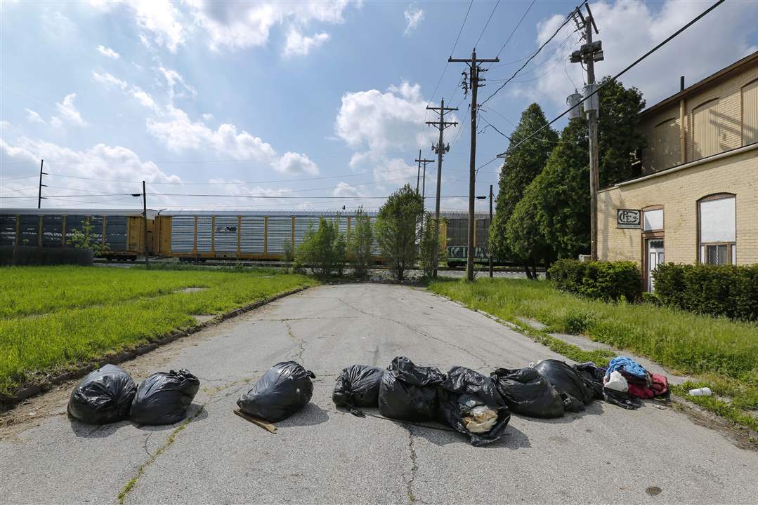 CTY-uglytoledo-north-trash