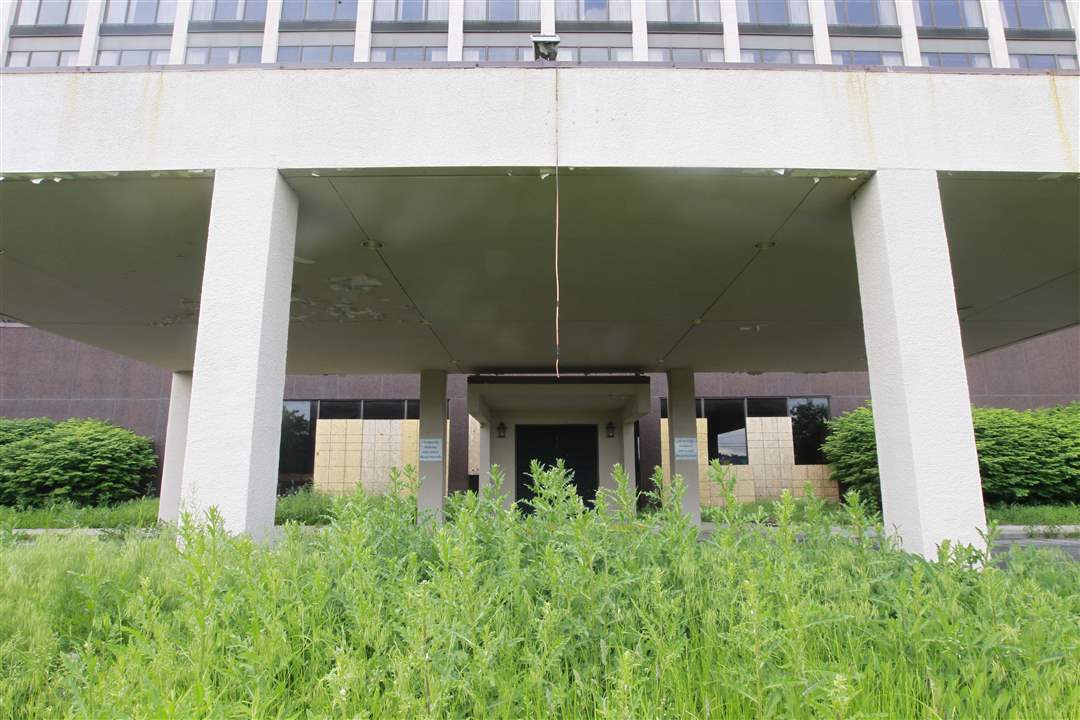 CTY-uglytoledo-south-shuttered