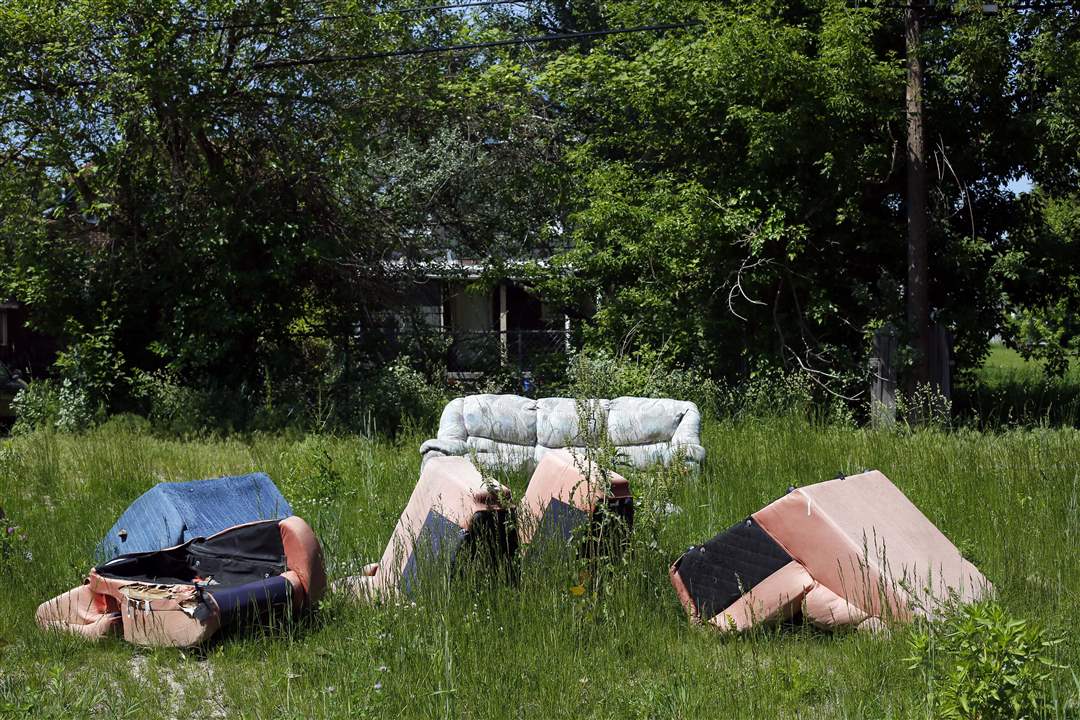 CTY-uglytoledo-west-abandoned-furniture