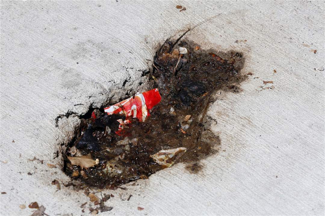 CTY-uglytoledo-east-sidewalk