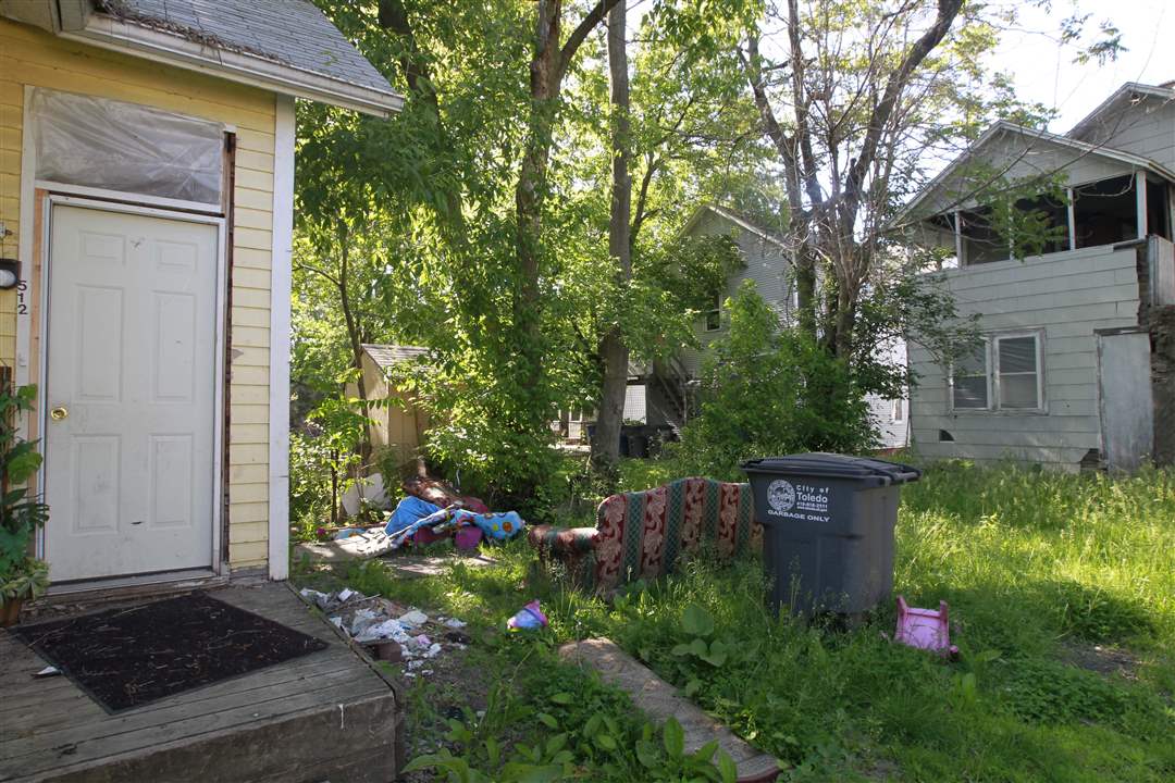 CTY-uglytoledo-south-trash-couch