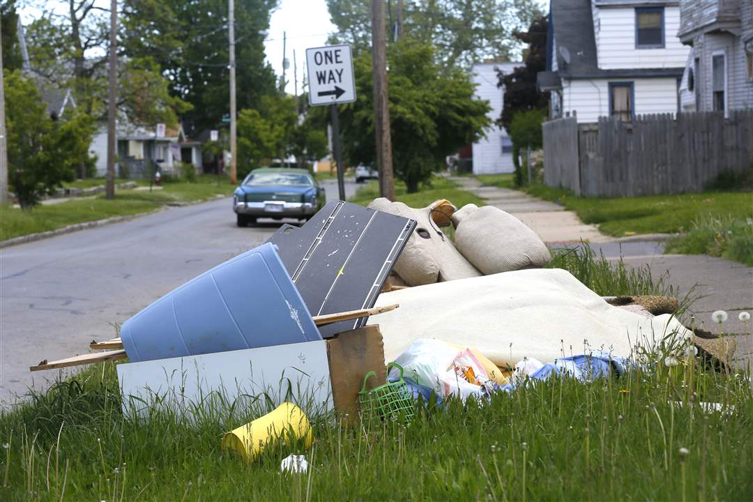 CTY-uglytoledo-east-garbage