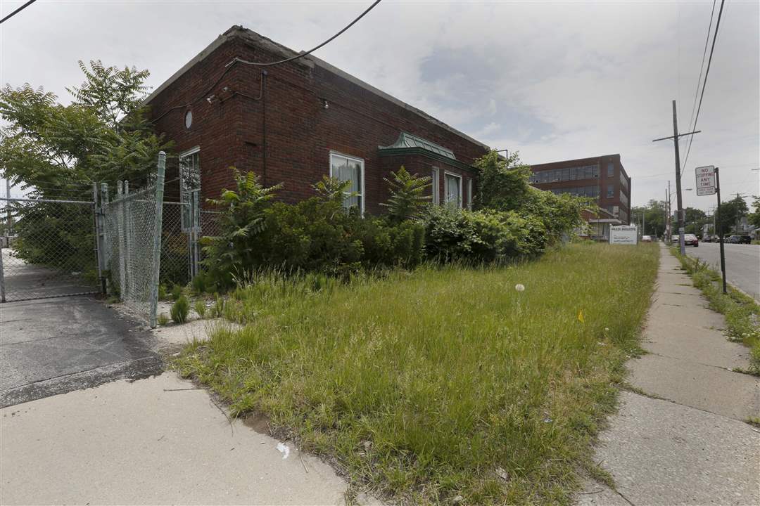 CTY-uglytoledo-abandoned-business