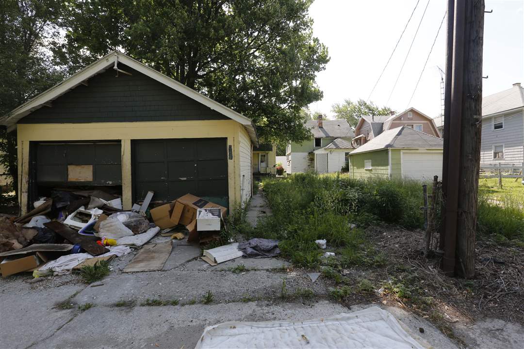 CTY-uglytoledo-garage-in-alley-west