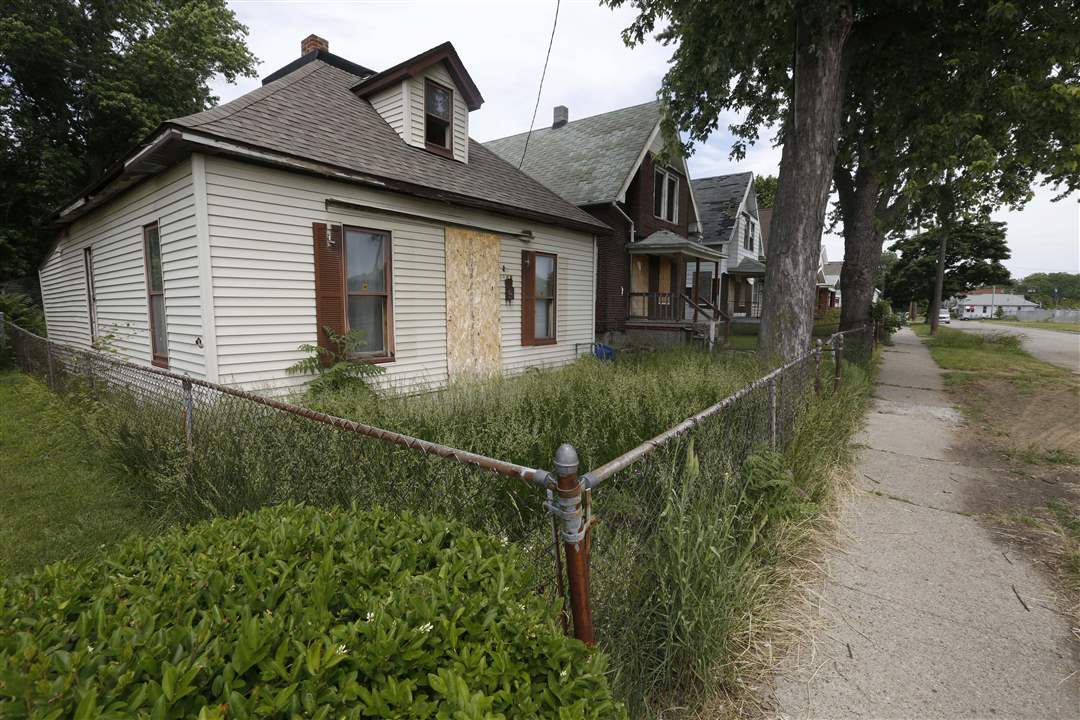 CTY-uglytoledo-south-strip-of-homes