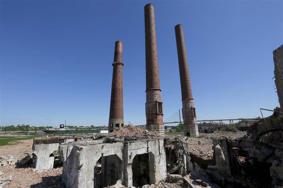 CTY-uglytoledo-east-smokestack