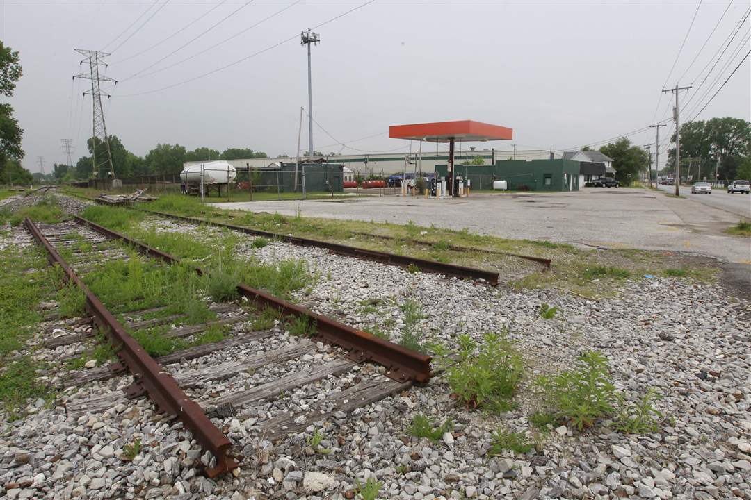 CTY-uglytoledo-south-railroad-gas-station