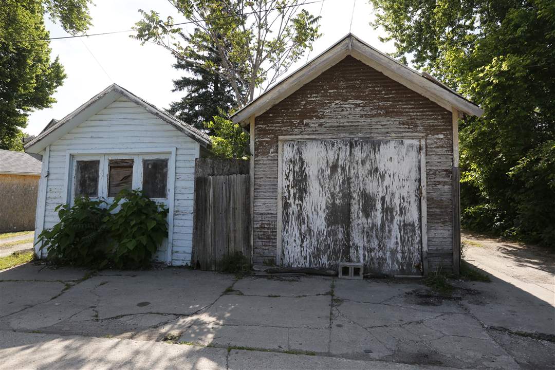 CTY-uglytoledo-west-Detroit-Ave