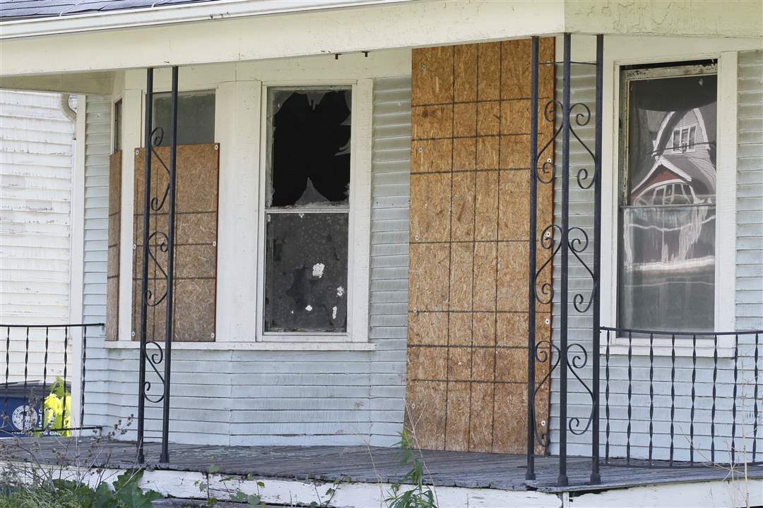 CTY-uglytoledo-west-board-it-up