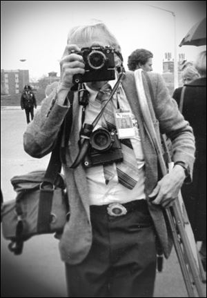 Photograph of Herral Long at work for The Blade in 1983.