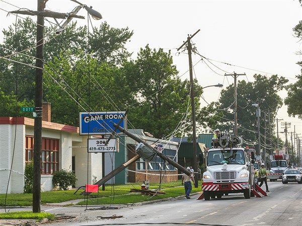 Car crashes into utility pole in Toledo | The Blade