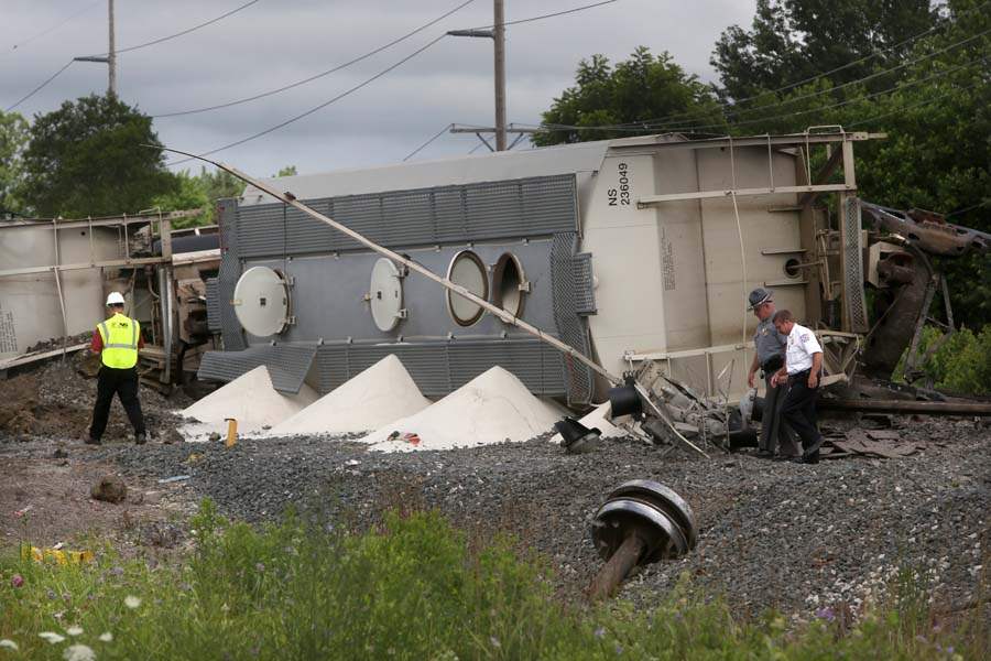 CTY-TrainDerail04p-bowers-cousinow-inspect