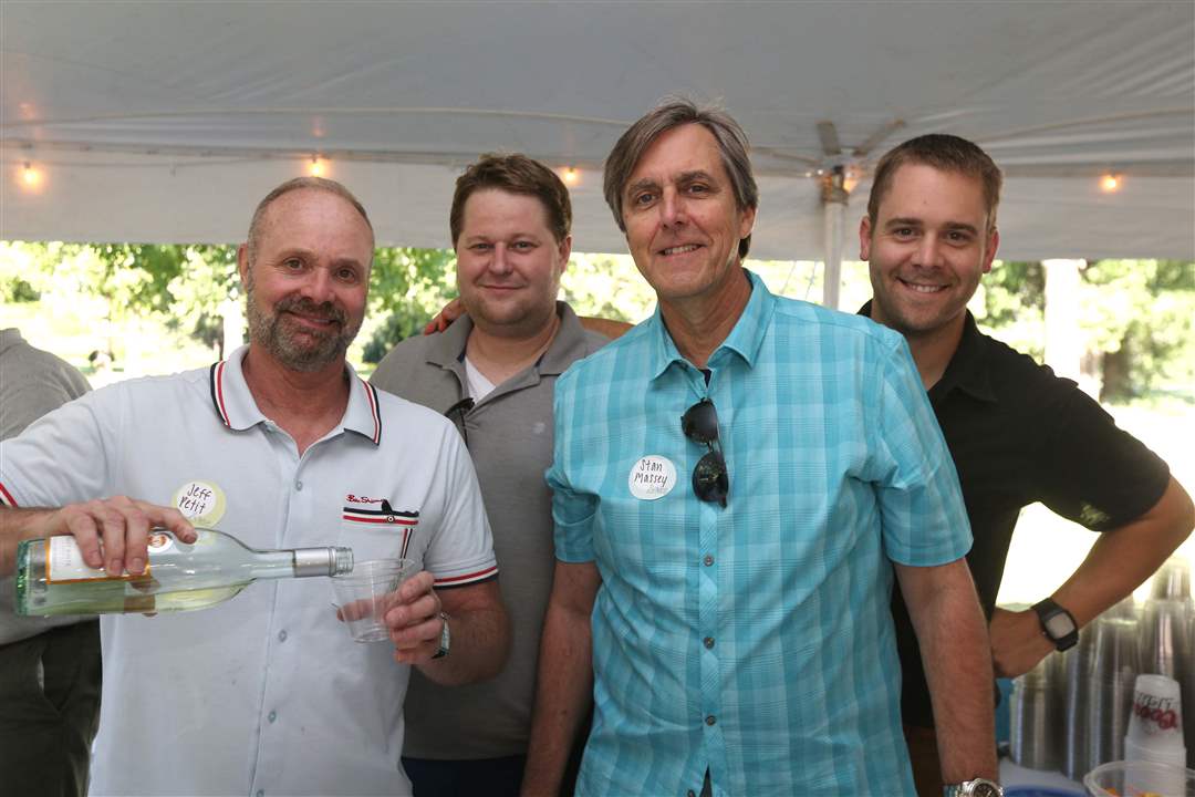 SOC-chicks08p-bartenders