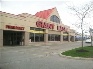 A real estate firm calls a drop in retail vacancies significant be-cause it occurred after Giant Eagle recently closed two area stores. 