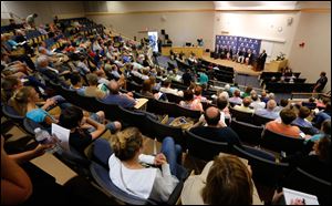  More than 200 peo­ple at­tended a six-mem­ber panel dis­cus­sion that the Uni­ver­sity of Toledo quickly put to­gether. The forum was in re­sponse to the un­prece­dented event that sent 500,000 metro Toledo res­i­dents scram­bling for bot­tled wa­ter.