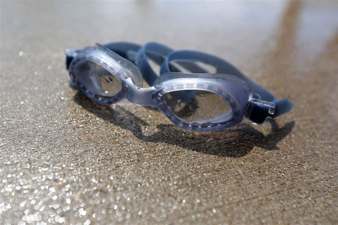 Webpbg-pool08-goggles