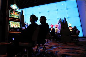 Gamblers who patronize the Hollywood Casino Toledo, which now is subject to Ohio’s strict ban on smoking inside public places, may soon be able to puff away while playing on machines outdoors.