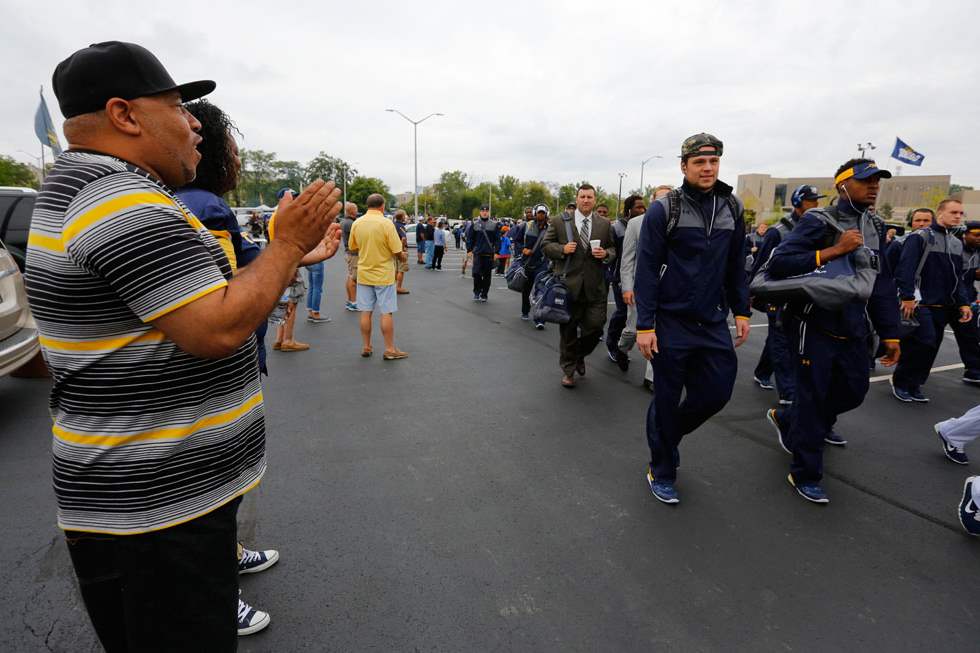 SPT-UTfootball7Fans-cheer-as-the-Unive