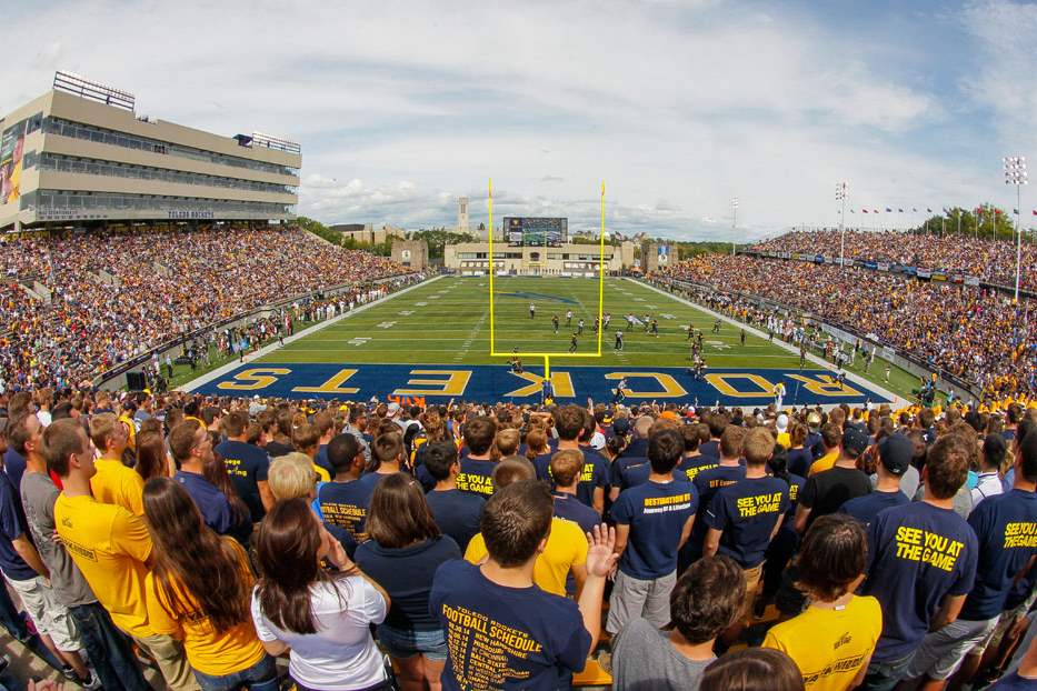 SPT-UTfootball7University-of-Toledo-fans-watch-as-the-Mi