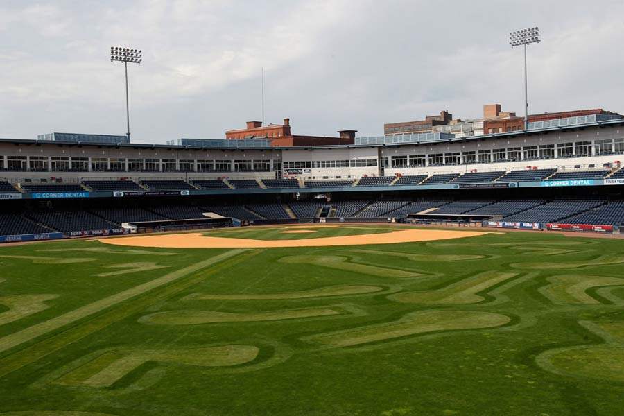 HensGolf10p-outfield-looking-in