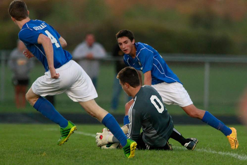 SPT-AWnorthviewSOCNorthview-goalie-Jacob-Genot-makes-a-save