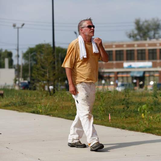 MAG-mural21pDavid-McIntyre-studies-the-mural