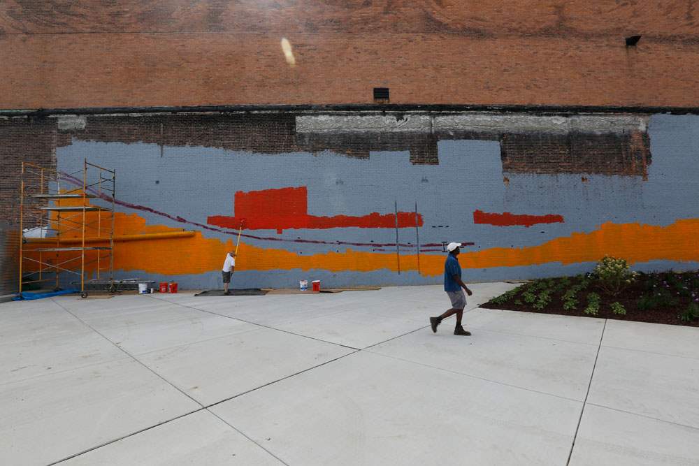 MAG-mural21pIvan-Kende-painting-with-a-roller-and-Y