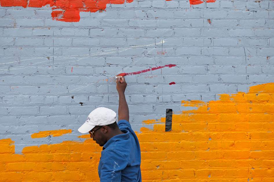 MAG-mural21pYusef-Lateef-freehands-a-line-that-will-be-p