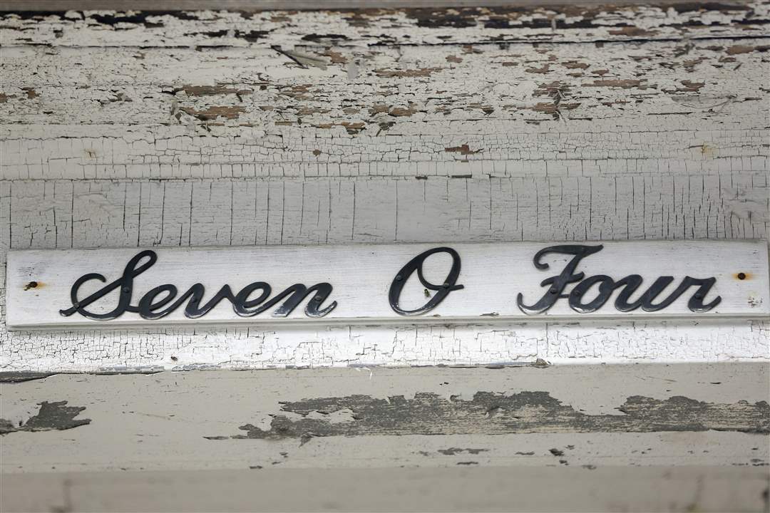 CTY-ELAINAHOUSE02p-1