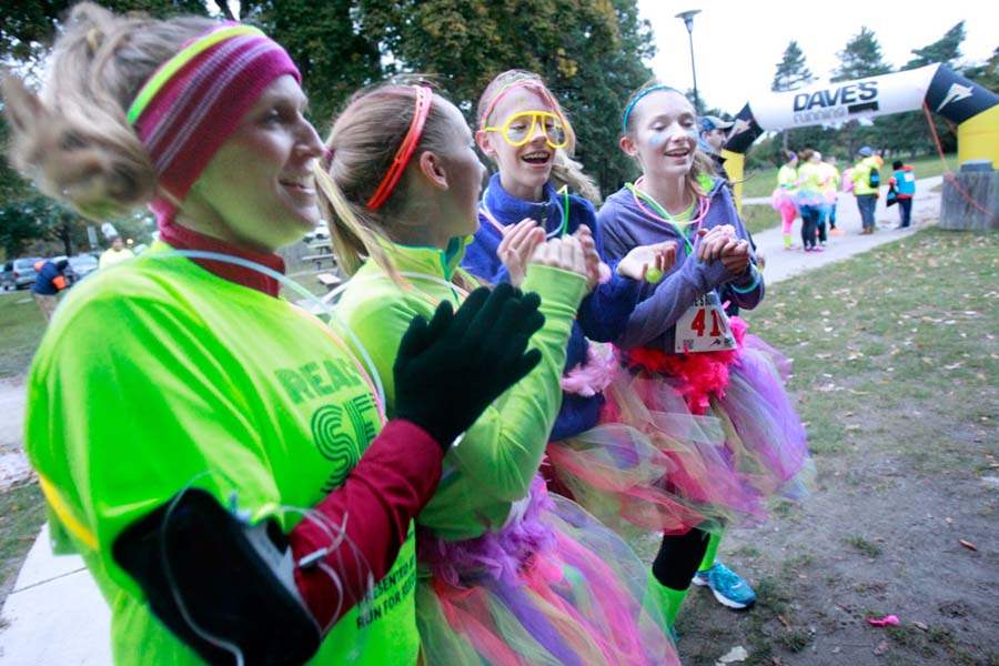 WEB-Webpbg-glow04-dancing