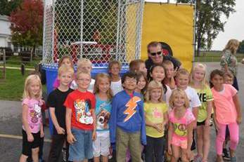 Highland-Elementary-Principal-and-students